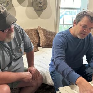 Aaron Blaise Instagram - Filming a new video course with our good friend Joe Mildenberger on 2D animated effects. Look for it in the coming weeks. He’s covering water, fire, smoke, and everything in between! 

Traditional and Digital Animation! This will be a GREAT one.

https://CreatureArtTeacher.com

#2DAnimation #SFX #howto #artschool #comingsoon