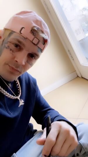 Aaron Carter Instagram - A couple fix ups around the house 🏡 listening to my favorite Head Autimatica