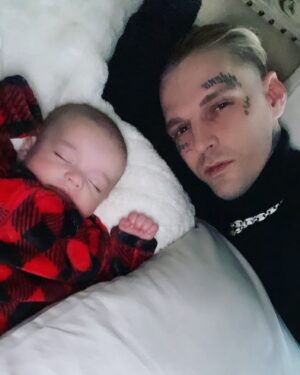 Aaron Carter Instagram - Nap time w my little man 👦