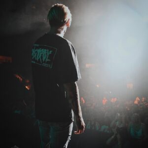 Aaron Carter Instagram - Summer Tour Has Been AMAZING 🚀can't wait to see you all at my next show 🖤 Ticket Link in my BIO.