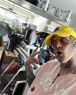 Aaron Carter Instagram - Finally out this bitch. My garage is full of six bedrooms right now and all of my stuff around 2/3 of it. I can’t wait to move being a homeowner is a lot more difficult than y’all think lol