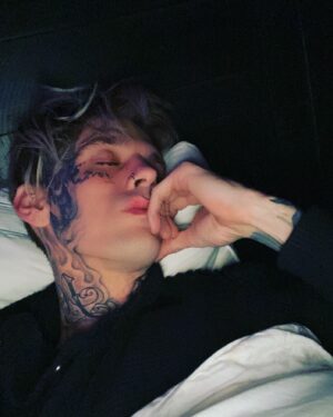 Aaron Carter Instagram - I’m always jet lagged😴 #NapTime gotta be up in four hours filming. Can’t sleep.... just shut up and cuddle me. 🐻