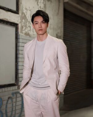 Aaron Lai Instagram - 感謝每一次讓我重返地球時能以最佳姿態降落的專業夥伴們
第一次嘗試全身白
記錄一下
Hope you guys will like it🚀

Suit：@boss
Accessory：@oliviayaojewellery
Stylist：@victor_7sy
Hair by：@shion_0607 from @80sstudio
Makeup by：@jam80160857 from @prettycool_makeup
Photo by：@33lightning33
