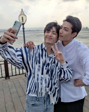 Aaron Lai Instagram - 🤴約•定🦊

「因為一張公約開啟了彼此相識的旅程，最後也用一張公約定下了彼此的心意」

久等了🙇🏾‍♂️

大家可能覺得為何金石之間的進展怎麼會如此緩慢
彼此之間的距離有如幾億光年般的遙遠

但換個角度思考一下
這個作品或許就是在說著兩個人相愛前歷經重重關卡後依然提起勇氣跨出那一步而擁有了全宇宙的故事

從結果論來看金石最後都擁有了彼此
這樣的結尾很幸運也很甜蜜

然而生活中也是有著勇敢之後結果不如期望的情況
假設今天沒有這樣的結局收尾，其實也只是訴說著另一種人生

謝謝你們一直陪伴著《約•定》
也請諒解沒有說出還有《約定之後》
畢竟這是最最最高機密，講了我可能直接被流放外太空

至於一些《約•定》未交代的事情以及確認關係後的金石就留在《約定之後》囉！

最後我想問
下週的《約定之後》
Do you？