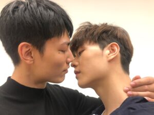 Aaron Lai Instagram - 💥心臟爆擊💥
請搭配AED服用

感謝製作方留的爆甜續命糖
大家知道嗎？
其實這份糖早就已經釋出過囉！
如果你們找得到初始的圖片我就考慮再釋出另外一組
.
.
.
那我們就《約•定》大結局見囉！