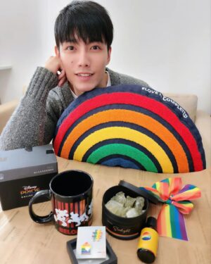 Aaron Lai Instagram - 🌈綻放吧🌈
預祝10／29 彩虹遊行一切順利！
願平權、尊重都能滲透這世界每個角落

#HOMEisLOVE
#HOLAtw