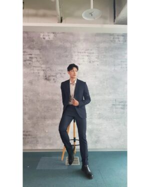 Aaron Lai Instagram - 《隔離後見個面，好嗎？》線上首映會大成功！！！
真的是很特別的經驗
我想“最熟悉的陌生人”應該就是這種感覺吧😂
很榮幸可以參與這樣特別的題材跟拍攝手法
辛苦了，幕前幕後的每一位夥伴🙏🏾
希望你們會喜歡這個作品！

也謝謝 @bluebelltw  @paulsmithdesign 讓我人模人樣🙇🏾‍♂️