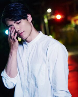 Aaron Lai Instagram - 收到這組照片時讓我立刻想到了三年前 將太宰治“人間失格” 拍攝成電影的海報封面

雖然不要臉的自己講，但真心感謝團隊的夥伴們讓我有機會跟自己很喜歡的其中一本文學作品有那麼一丁點的聯想🙇🏾‍♂️

最後就用這本經典文學中最影響我、也是我收藏至今的一句話做結尾紀念一下：

「生まれて、すみません」

Photo by：@33lightning33
Makeup by：@karenchang_makeup From：@prettycool_makeup