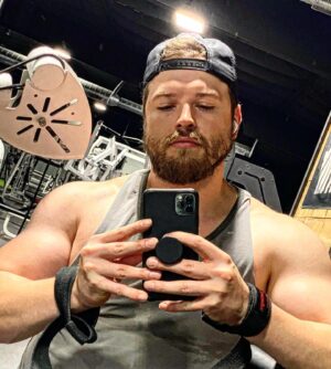 Aaron Marciniak Instagram - A super rare gym photo. 
Mondays. Let’s get some work done my peeps. Y’all are amazing!🤘🏼🤟🏻🤙🏻