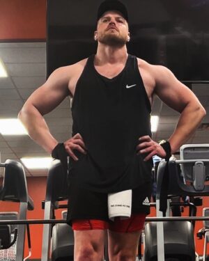 Aaron Marciniak Instagram - No caption ideas so…..you go

#lift #gym #gymmotivation #bigboy #country #man #stayhealthy