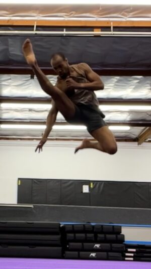 Aaron Toney Instagram - Just because 😈🤘🏾 Stay fresh 💪🏾 More to come…
#flow #quicksession #kicks #kayne #martialarts #core #poc #black #action #takeflight