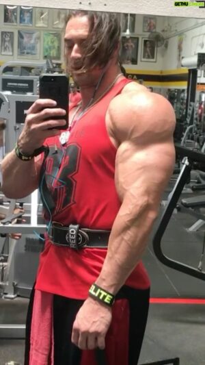 Aaron W Reed Instagram - Comment “Arms” if you want my secret tips to get bigger arms. It’s not what you have been taught. But what do I know right? Thank me later 😉
