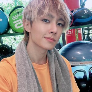 Aaron Yan Instagram - 我的媽，出來放鬆還去健身房的人留言➕1。

皮膚真的好好🤣😳🤪

今天晚上20:00 台視！#嗨營業中2 

@hi.comein
