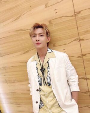 Aaron Yan Instagram - #嗨營業中
只要想到週末又能陪伴大家，我就真的開心到飛起來😚😚😚

雖然辛苦，雖然每次都曬很黑，雖然有很多的責任，但是因為能有你們的歡笑當作燃料，你們的指教當作微笑的肥料！

衝啦！520一起準時鎖定

@Prada #Prada