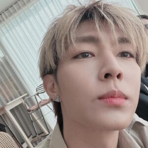 Aaron Yan Instagram - #korea🇰🇷
#韓國
秘密㊙️
Stay positive 
讓陽光帶著我們走，直到日正當中，影子就會變得很小❤️