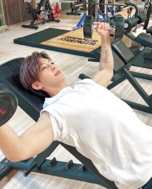 Aaron Yan Instagram - 吃下 穩住  體態撐住！
我不只是地質學家 還是體控專家呢～
來！我的神隊友 @dr.calorie_tw 
　　
我的新歡 #美体專科 打卡錠Power ⚡
✔日本薑黃 ✔韓國紅蔘 ✔BCAA
一顆啟動燃燒鍵🔥幫你熱能加倍
運動沒多久就開始飆汗💦（揮～）

夏天快到了，我們一起甩掉多餘負擔
你說好嗎？😳

獨家優惠輸入【aaron168】不用做168
就能現折$168！太划算了吧
　
#卡路里控管專家 #打卡錠