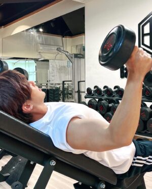 Aaron Yan Instagram - 吃下 穩住  體態撐住！
我不只是地質學家 還是體控專家呢～
來！我的神隊友 @dr.calorie_tw 
　　
我的新歡 #美体專科 打卡錠Power ⚡
✔日本薑黃 ✔韓國紅蔘 ✔BCAA
一顆啟動燃燒鍵🔥幫你熱能加倍
運動沒多久就開始飆汗💦（揮～）

夏天快到了，我們一起甩掉多餘負擔
你說好嗎？😳

獨家優惠輸入【aaron168】不用做168
就能現折$168！太划算了吧
　
#卡路里控管專家 #打卡錠