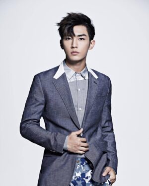 Aaron Yan Instagram - 好的生活哲學會吸引好的人靠近，所以一整天的好心情很重要，就讓我跟萬歲牌共同研發的兩個新口味帶給你不止好心情，還有好的健康。
真的很好吃哦，不騙你！

當有人問：「嗨，亞綸你今天好嗎？」
我都毫不猶豫的說：嗯,  I’m Good.
現在的我，狀態Good，生活Good
還當了「品味總監」😉
 
這次我跟萬歲牌合作，過程很細緻很好玩，再次體驗到一邊工作一邊學習的樂趣，就像在做自己的副業。
會決定擔任品味總監這個角色，就是想要突破框架！
推出承載著我個人哲思的「長大系堅果」😆
 
到底該如何定義長大？
我覺得長大是一種心理狀態，而不是年齡
面對無常的人生，從執著受困，到學會給自己多一點的時間去檢視生活狀態、擁抱並轉換情緒，這些不同階段層次的轉變就是長大。

經歷過這一切再回頭看，曾經的酸甜苦辣，現在都成了美好甘甜，而這些細膩的體會，我都想透過這次合作呈現給你們。

現在的我 「很好 」
能享受每一刻，好好愛自己
I‘m Good.
跟我一起來品味這種美好吧→ https://shop.lianhwa.com.tw/l-29q61

@vivaviva_nuts 
#Imgood #堅果時刻 #長大系堅果 #萬歲牌 #嘖嘖募資