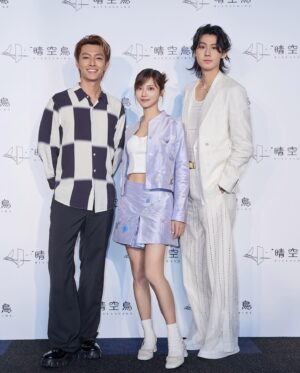 Aaron Yan Instagram - 想同的理念，同樣的抱負與理想，晴空萬里中之前的風雨都是最棒的禮物。

謝謝玉璽、豆花的信任，也謝謝亞明哥的割愛，這個幸福的壓力是我成長的動力。

@sandroparis 
#sandrotaiwan