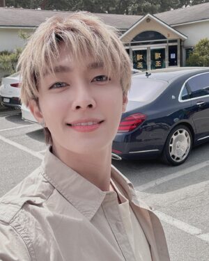 Aaron Yan Instagram - 好的生活哲學會吸引好的人靠近，所以一整天的好心情很重要，就讓我跟萬歲牌共同研發的兩個新口味帶給你不止好心情，還有好的健康。
真的很好吃哦，不騙你！

當有人問：「嗨，亞綸你今天好嗎？」
我都毫不猶豫的說：嗯,  I’m Good.
現在的我，狀態Good，生活Good
還當了「品味總監」😉
 
這次我跟萬歲牌合作，過程很細緻很好玩，再次體驗到一邊工作一邊學習的樂趣，就像在做自己的副業。
會決定擔任品味總監這個角色，就是想要突破框架！
推出承載著我個人哲思的「長大系堅果」😆
 
到底該如何定義長大？
我覺得長大是一種心理狀態，而不是年齡
面對無常的人生，從執著受困，到學會給自己多一點的時間去檢視生活狀態、擁抱並轉換情緒，這些不同階段層次的轉變就是長大。

經歷過這一切再回頭看，曾經的酸甜苦辣，現在都成了美好甘甜，而這些細膩的體會，我都想透過這次合作呈現給你們。

現在的我 「很好 」
能享受每一刻，好好愛自己
I‘m Good.
跟我一起來品味這種美好吧→ https://shop.lianhwa.com.tw/l-29q61

@vivaviva_nuts 
#Imgood #堅果時刻 #長大系堅果 #萬歲牌 #嘖嘖募資