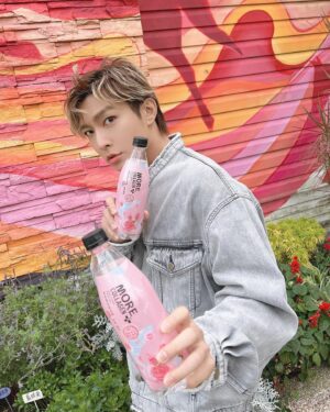 Aaron Yan Instagram - 這我不用多說什麼了吧？膠原蛋白滿出來耶🤣☺️

MORE 膠原蛋白氣泡飲 7-11限定販售
看我滿滿滿的膠原蛋白，你們也快跟上🤣🤣🤣

想要維他命C的話，還有香橙葡柚跟百香果~

@morewater_tw 
#多喝水MORE氣泡水 
#GiveMeMORE 
#氣泡水