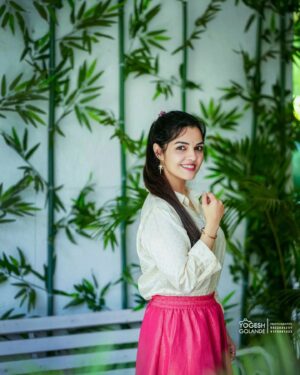 Aarya Ambekar Instagram - Snaps from my recent interview on Rajshri Marathi's YouTube channel, on the occasion of World Music Day! Talked of my journey so far..from little mischievous Aarya who wouldn't learn music to how my family shaped me in becoming who I am! Do watch!!! 
PC - @golandeyogesh 
@rajshrimarathi @mi_darshana