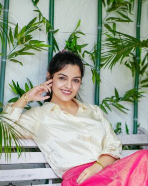 Aarya Ambekar Instagram - Snaps from my recent interview on Rajshri Marathi's YouTube channel, on the occasion of World Music Day! Talked of my journey so far..from little mischievous Aarya who wouldn't learn music to how my family shaped me in becoming who I am! Do watch!!! 
PC - @golandeyogesh 
@rajshrimarathi @mi_darshana
