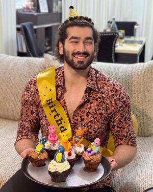 Aashirman DS Joshi Instagram - So your boy is 23 now 🤓 Thank you to all the people who took the time to wish me and send me such sweet messages ☺️❤️ Spent my birthday with the fam and the cast of ‘The Backyardigans’ 😅 Ahoy there, Ahoy ! 👋🏻