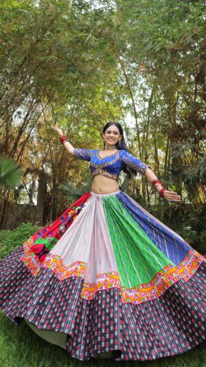 Aayushi Dholakia Instagram - Explore our new navaratri collection 2024:”ઝમકુડી“

Gujjus are never not ready for navratri! If you are a true blue garba enthusiast then don’t forget to check out our new colourful navratri collection!

@prapti_mehta10@roniee_11
In frame : @aayushidholakia_ 
Look by: @nehasitapara_makeup_studio @elixirsalon_as Jewellery: @shubha.in 
Captured by @mayur_makwana_photography