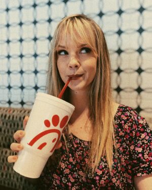 Abbie Cobb Instagram - no one makes better sweet tea. fight me. 🥤