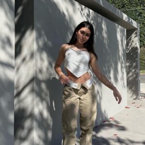 Abby Bergman Instagram - holidays yayyyy ☀️
.
.
.
.
.
.
.
.

I’m wearing my favorite @dickies_anz pants and my @universalstore silky white top 🤍🤍🤍🤍🤍🤍