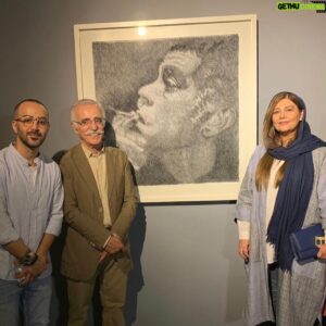 Abdollah Eskandari Instagram - این عکس چقدر با خودش قصه داره اسطوره سینمای ایران بهروزوثوقی  گریم گوزنها.  تابلو سوزنکاری پیام اسکندری.  یکروز من گریم کردم امروز پیام تابلودرستکرد.پیوند دونسل  درکنار بانوی هنرمندعزیزخانم قاضیانی