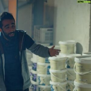 Abdurrahman Tutar Instagram - Boya imalatı yapılır. :) Ustalarla aynı sahneyi paylaşmak gurur vericiydi. :) @oztekinrasim @ipektenolcay #BoyacıUfuk #HikoDayı #Nergis . #showtv #atutarr #rasim #öztekin #rasimöztekin #klavye #delikanlıları #klavyedelikanlıları #ipektenolcay