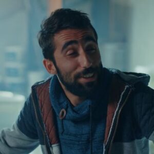 Abdurrahman Tutar Instagram - Boya imalatı yapılır. :) Ustalarla aynı sahneyi paylaşmak gurur vericiydi. :) @oztekinrasim @ipektenolcay #BoyacıUfuk #HikoDayı #Nergis . #showtv #atutarr #rasim #öztekin #rasimöztekin #klavye #delikanlıları #klavyedelikanlıları #ipektenolcay