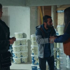 Abdurrahman Tutar Instagram - Boya imalatı yapılır. :) Ustalarla aynı sahneyi paylaşmak gurur vericiydi. :) @oztekinrasim @ipektenolcay #BoyacıUfuk #HikoDayı #Nergis . #showtv #atutarr #rasim #öztekin #rasimöztekin #klavye #delikanlıları #klavyedelikanlıları #ipektenolcay