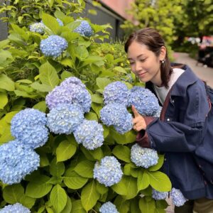 Abe Junko Instagram - 𓂃◌𓈒𓐍 

梅雨がまだ来ないなんて。
紫陽花もびっくりだろなっ🫢🫢