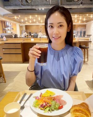 Abe Junko Instagram - みなさんたくさんのお祝いのコメント、ありがとうございました♡
すべて読ませて頂いています🤲
うれしいな☺︎💕

映画『わたしのお母さん』公開記念舞台挨拶に11/12（土）ユーロスペースにて登壇させて頂くことになりました🙋‍♀️✨

井上真央さん、mayoさん（岡本真夜さん）、杉田監督と共に。
みなさんとお会いできるのを楽しみにしています🙏

写真はカフェにて🌱
いただきまーす！