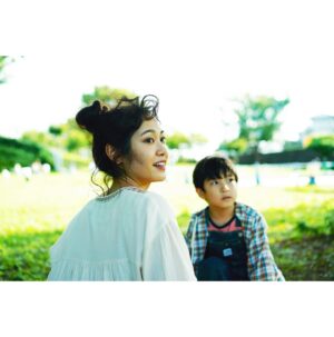 Abe Junko Instagram - 映画『はい、泳げません』に出演することになりました！

シングルマザーで雄司（長谷川博己さん）の現在の恋人でもある奈美恵役です🌸🙋‍♀️

自分の人生の
『これまで』と『いま』そして『これから』を
一緒に考えてくれる、やさしい物語🏊‍♀️🏊‍♂️✨

豪華なキャストの皆さまとお芝居させていただく機会に恵まれ、
もちろん緊張もしましたが、それよりも奈美恵としてどんなふうにこの作品に関わることができるか、ワクワクする気持ちがありました。

共演させていただいた長谷川さんは本当に優しくて朗らかな方で、
現場でも助けていただくことばかりでした☺️🎶

公開まで是非お楽しみに🌊✨