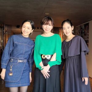 Abe Junko Instagram - 映画『 #わたしのお母さん 』
舞台挨拶でした✨

主演の#井上真央 さんと主題歌を作って下さった、#mayo (#岡本真夜 )さんと一緒に📸

劇中の『気楽にやれば良いのよ、気楽にもできないか、親子ってめんどくさいね』という台詞が心に残っています。
親子に限らず、兄弟でも、友だちでも、
時には、言葉にできない想いを抱えてしまうこともあるかと思うのですが
そんな想いにそっと寄り添ってくれるような作品になるといいな、と思っています。

長くなりましたが
静かで繊細なこの物語をぜひ映画館でご覧いただけましたら幸いです🙌💕