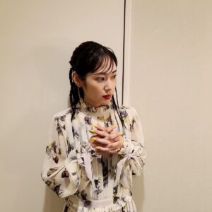 Abe Junko Instagram - 台風が心配ですね🥲🌪

こんな雨の日にはどのようにお過ごしになりますか？💛

#hotelnextdoor #第2話 #見てくれたかな？♡ #WOWOW
@lamie_lamie