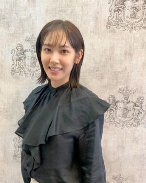 Abe Junko Instagram - 髪を切りました✨💇‍♀️
このくらいまで切るのは
約10年ぶりかも？♡笑

髪色も変えたよっ💕

いつもありがとうございます♪
@sunaharayoshimi_umitos 

#ヘアカット