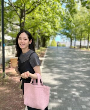 Abe Junko Instagram - 🎒💕

妊娠中に作った、マザーズバッグ🌷
思いがけず毎日使っています🥰

ヌビバッグは可愛い上にお手入れ簡単！
かつ生地もしっかりしているのでたくさん入るのです！
以前作った白色の小さめヌビバッグは姉にプレゼント🎁PCを入れても大丈夫らしいです💻✨笑

愛着重視でどんどん使っていくぞー！💪

#純子のハンドメイドはじめました