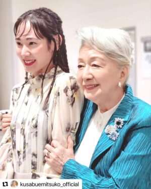 Abe Junko Instagram - まさかっ。まさか…‼️😳
草笛光子さんと😭💕

9月10日から始まる
WOWOW
連続ドラマW
『HOTEL -NEXT DOOR-』
記者会見にて実際にお会いさせて頂きました！
現場では畏れ多く、とてもお話出来ず…

舞台裏で話し掛けて頂いて、、
より一層、尊敬の気持ちが大きくなりました。♡
こんな風に私も心からエネルギー溢れる女性でありたい✨💪と思いました！

ドラマ第1話は10日22時から配信です！
第1話は私が扮するコンシェルジュの物語。
ぜひお楽しみに🎶

#Repost @kusabuemitsuko_official with @use.repost
・・・
9月10日から始まる
WOWOW
連続ドラマW
『HOTEL -NEXT DOOR-』

記者発表の際、ご一緒した、阿部純子さんと。

「ずっと憧れていました」とおっしゃって
2shotをとても喜んでくださいました。

ドラマは10日22時～
第１話は阿部さん扮するコンシェルジュのおはなし。
是非御覧ください。

#wowow
#ドラマ
#hotel 
#石ノ森章太郎 さん

#初々しい
#キュート
#阿部純子 さん
#コンシェルジュ

#草笛光子