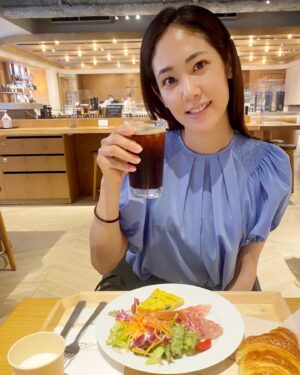 Abe Junko Instagram - みなさんたくさんのお祝いのコメント、ありがとうございました♡
すべて読ませて頂いています🤲
うれしいな☺︎💕

映画『わたしのお母さん』公開記念舞台挨拶に11/12（土）ユーロスペースにて登壇させて頂くことになりました🙋‍♀️✨

井上真央さん、mayoさん（岡本真夜さん）、杉田監督と共に。
みなさんとお会いできるのを楽しみにしています🙏

写真はカフェにて🌱
いただきまーす！