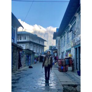 Abe Junko Instagram - 大阪アジアン映画祭2022で、
ネパール・日本の合作映画『バグマティ・リバー』にて
芳泉短編賞スペシャルメンションを頂きました。

山に命を懸ける方々に向けて作った作品です。
ネパールのルクラ（標高2860m）というエベレストの入り口から更に高い登山道へ赴き撮影を敢行しました。

「最も過激な空港ランキング」１位の飛行場を体験したのも忘れられません☺️笑
『ヒマラヤ山脈の谷間に位置し、標高が高いために大気密度が低く、非常に変わりやすい天候の上、滑走路全長は527mしかなく、短く傾斜した滑走路』。
どのジェットコースターよりも怖かったです笑🎢
両親にもっと感謝を伝えておけば良かったと思いました笑🥲💕

撮影に携わってくださった皆様、
過酷なロケにも関わらず、未熟な私を支えて下さり本当にありがとうございます🌸🙇‍♂️

そして賞を贈って下さった方々に心より感謝して、
これからの励みに致します🙇‍♂️🌸
本当にありがとうございました。

#大阪アジアン映画祭