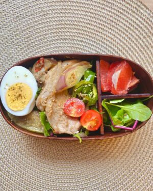 Abe Junko Instagram - お弁当、始めました🌻

初めて作ってみました。
詰め方が難しくてぐちゃぐちゃです☺️笑
コツ教えてください🙇‍♂️

トロなすの揚げ出し、長なすのピリ辛中華風、豚の生姜焼き、ピーマンとちりめんの炒めもの。

名付けて、『なすスペシャル』🍆🍆
もちろん産地直送です🤣笑
つい美味しそうで手に取ってしまうんです笑💦

とっておきは、
プチトマト。
うちのベランダ菜園で作りました♪
みずみずしく、甘くて
トマト嫌いなわたしもビックリ🫢‼️笑

最近ミスチルが胸に響きます。
『ヒカリノアトリエ』の
『優しすぎる嘘で涙を拭いたら
虹はもうここにある』
という歌詞になんだかジーン🥲
仕事でもなんでも思いやりが大切ですよね。胸に留めておかなくちゃ。

朝から私の投稿見てくださってありがとうございます💕
みなさんもがんばって！！