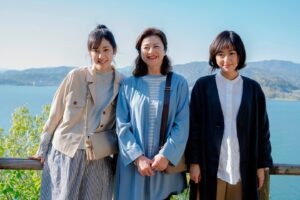 Abe Junko Instagram - 映画『わたしのお母さん』
家族写真です☺️💕

主題歌が、#mayo ( #岡本真夜 )さんの『memories』に決定しました！
どんな一曲になっているのか、わたしも楽しみです！

心に寄り添うことは
たとえ家族であったとしてもときどき難しい。
胸の奥にある言葉に耳を澄ませ
大切な人を心に思い浮かべながら
この映画を観て頂けたら嬉しいです☺︎♪

真央さんとえりさんに会いたいなぁ！

#わたしのお母さん #井上真央 #石田えり #笠松将 #ぎぃ子 #橋本一郎 #宇野祥平
#家族写真📸