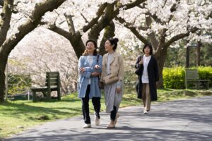 Abe Junko Instagram - 映画『わたしのお母さん』
家族写真です☺️💕

主題歌が、#mayo ( #岡本真夜 )さんの『memories』に決定しました！
どんな一曲になっているのか、わたしも楽しみです！

心に寄り添うことは
たとえ家族であったとしてもときどき難しい。
胸の奥にある言葉に耳を澄ませ
大切な人を心に思い浮かべながら
この映画を観て頂けたら嬉しいです☺︎♪

真央さんとえりさんに会いたいなぁ！

#わたしのお母さん #井上真央 #石田えり #笠松将 #ぎぃ子 #橋本一郎 #宇野祥平
#家族写真📸