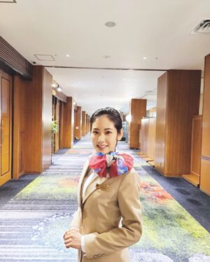 Abe Junko Instagram - 『HOTEL ~next door~』最終話いかがだったでしょうか？✨

このドラマを通して学んだことはたくさんあるのですが…
その中でも何より心に残ったのは、
誰かをもてなす、誰かに喜んで頂くために全力を尽くす姿は、
こんなにも人の胸を打つんだ、ということです。

だからこそ、
わたしもがんばっていきたいし、
どんな職業であっても、どんな環境に置かれていても、
そういうがんばる人を応援したいなと思いました。

特にかすみという役は、
演じている自分が観ていても笑うくらいいつも全力で
『誰かのために何か出来ることはないかなぁ』と考えて、ばたばたと（?）行動している役柄で
演じていて本当に楽しかったです！

まだご覧になっていない方も
是非WOWOWで観てくださったら嬉しいです！

#hotelnextdoor 
#wowow