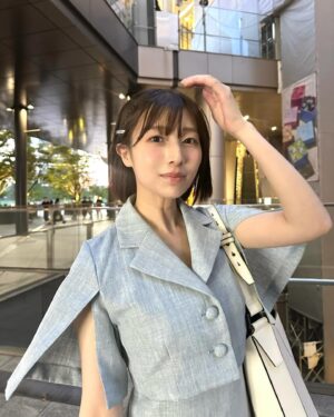 Abe Wakana Instagram - 最近は、夕方が本当に気持ちよくて最高ですね👜♡

お出かけ行くなら、どこ行きます〜？

#dazzlin#ワンピース#セットアップ#きれいめコーデ#ショートヘア